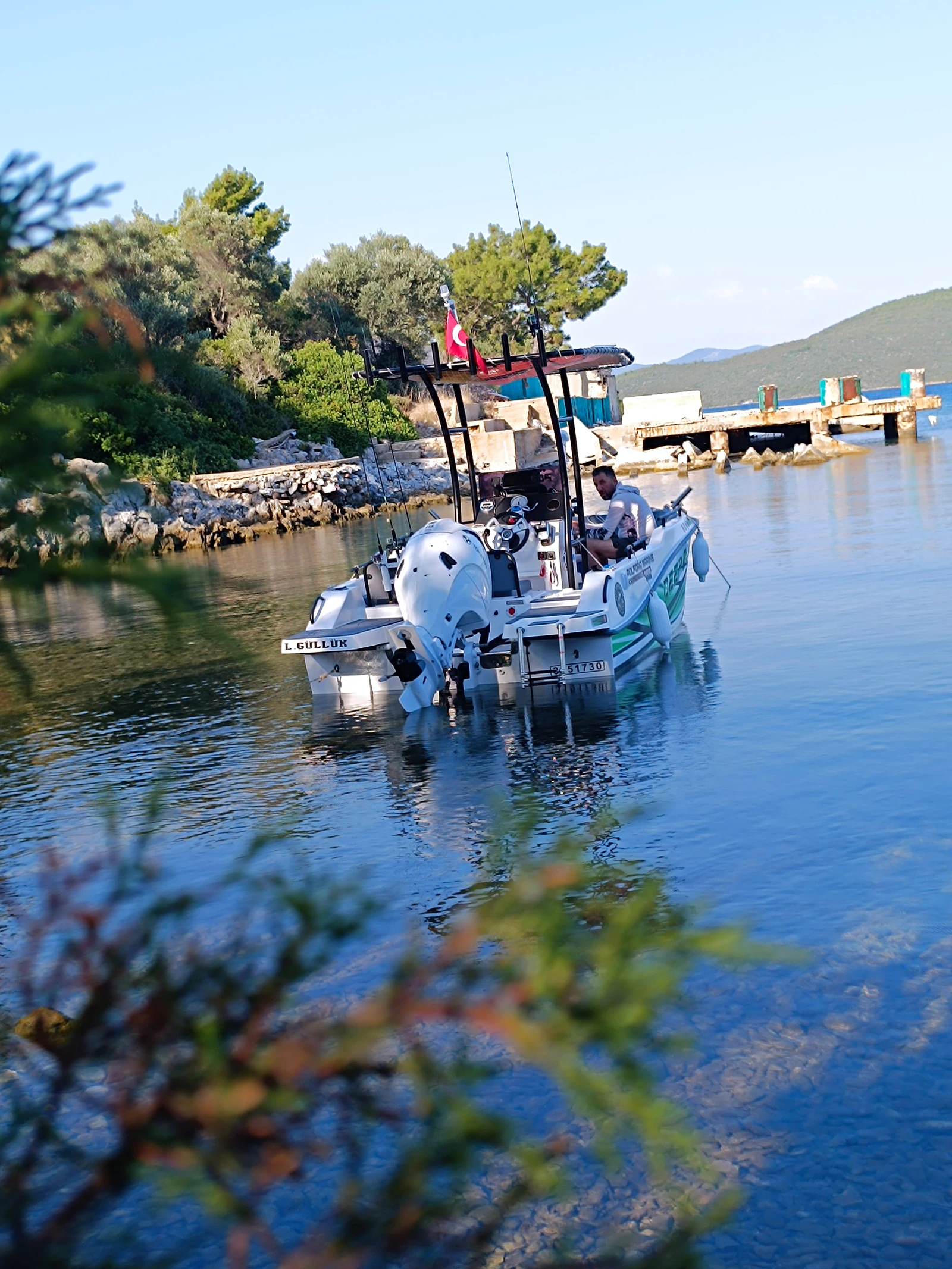 DeepBlue teknesinin kıç ve motor görünümü